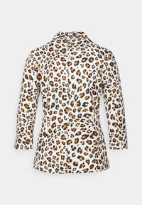 Vit långärmad blazer med orange och svart leopardmönster, visad bakifrån, med krage och skräddarsydd passform.