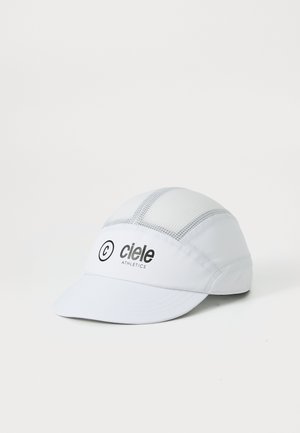 Căciulă de performanță albă, dotată cu panouri din plasă pentru ventilație și o margine curbă. La față, logo-ul "ciele athletics" este afișat în negru.