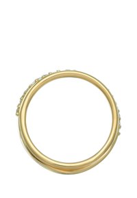 Bague en or avec un anneau circulaire lisse présentant des accents texturés sur un bord, créant un motif subtil.