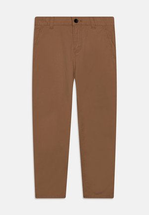 Pantaloni in cotone marrone con design a gamba dritta, dotati di tasche laterali e chiusura con bottone. Texture liscia con dettagli di cucitura pulita.