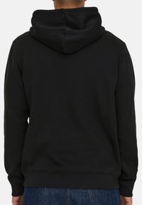Hoodie noir avec capuche à cordon de serrage, manches longues et ourlet côtelé. Fabriqué en tissu doux avec une texture lisse.