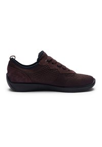 Baskets en maille et suède brun foncé avec semelle noire, bout arrondi, fermeture à lacets à l'avant et languette de traction au talon, vues de profil.