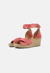 Sandali con zeppa in suede rosa corallo, con cinturini alla caviglia, punta aperta, suole in juta intrecciata e chiusure con fibbia dorata.