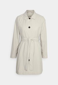 Trench-coat beige clair avec manches longues, fermetures à boutons et ceinture assortie à la taille. Tissu lisse, légèrement texturé.