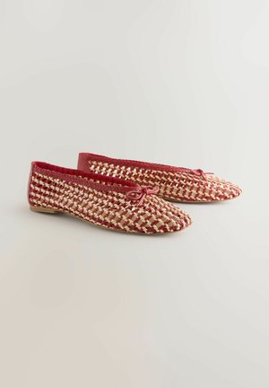 Červené a krémové tkané baleríny s špičatou špičkou, zapínáním po stranách a mašlí na přední straně. Ploché podrážky. Struktur surface.