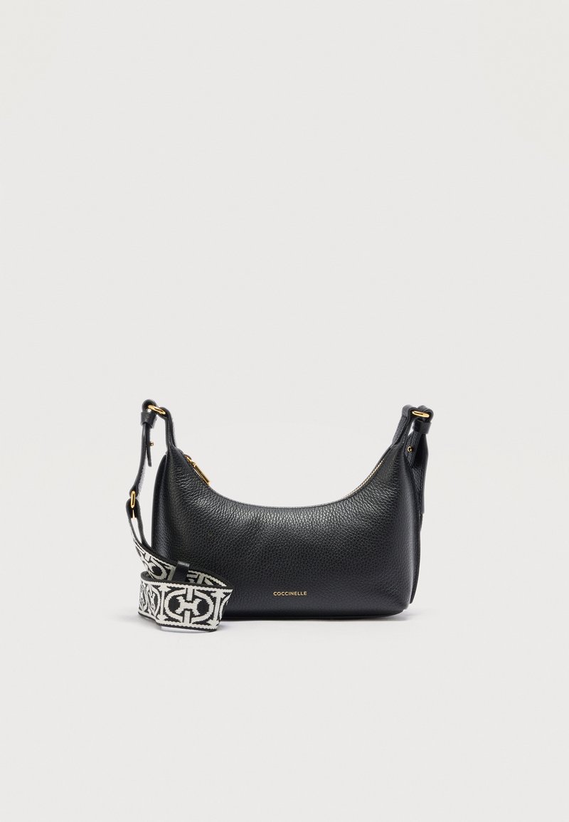 Μαύρη τσάντα ώμου από δέρμα με υφή, με χρυστό φερμουάρ και αφαιρούμενο ιμάντα από ύφασμα με μαύρο και λευκό σχέδιο.