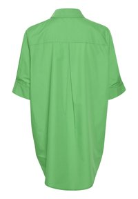 Grön oversized skjorta i lätt tyg, med krage, korta ärmar och en veckad baksidesdesign för ökad komfort.