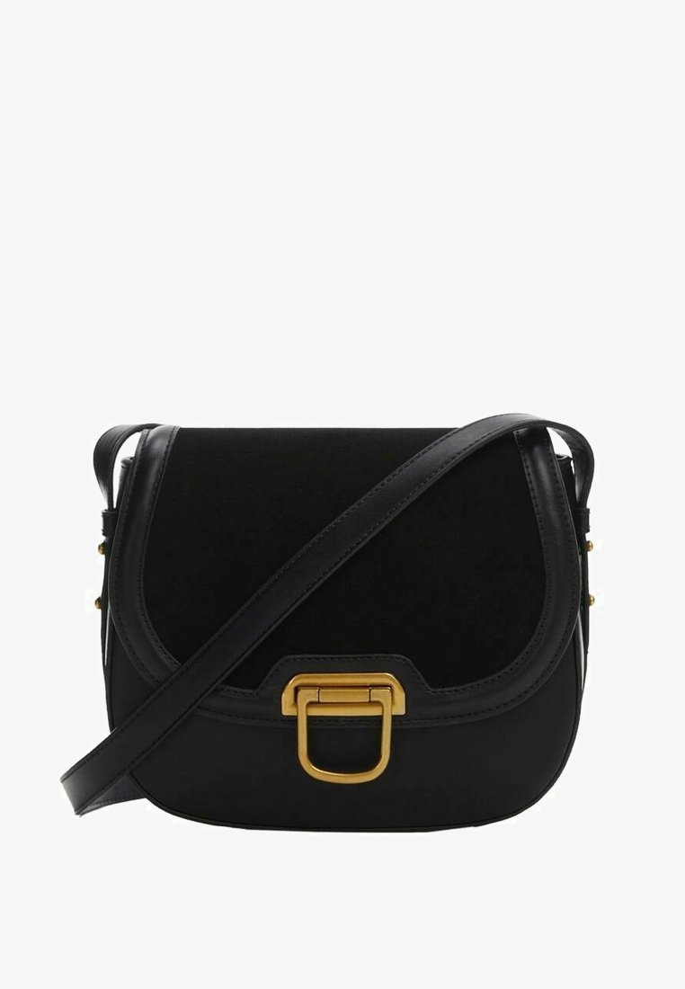 Sort crossbody taske lavet af læder og ruskind, med en buet klap, guldbeslag og en justerbar rem.