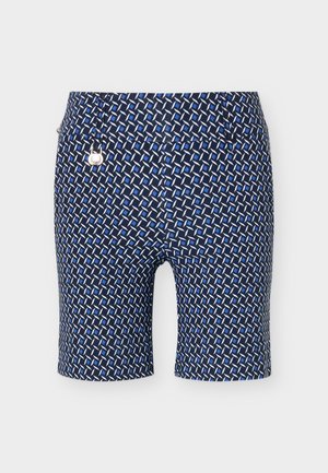 Σορτς σε ναυτικό μπλε χρώμα μέχρι το γόνατο με λευκό και μπλε γεωμετρικό μοτίβο και μικρή ασημένια λεπτομέρεια κουμπιού κοντά στη μέση.