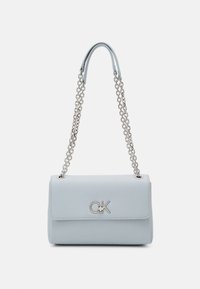 Vaaleansininen nahkalaukku, jossa on teksturoitu pinta, hopeinen ketjuhihna ja metallinen logoetuliite edessä.