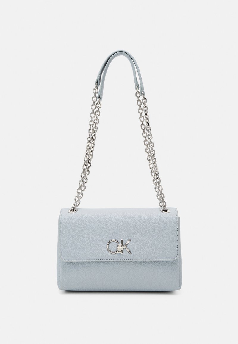 Vaaleansininen nahkalaukku, jossa on teksturoitu pinta, hopeinen ketjuhihna ja metallinen logoetuliite edessä.