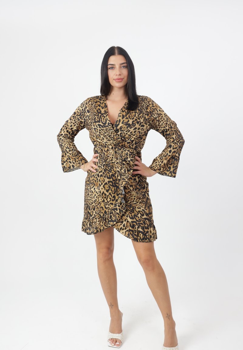 Vestido envolvente de estampado de leopardo en beige y negro, con largas mangas acampanadas, cintura ajustada y un dobladillo con volantes. La tela tiene una textura suave.