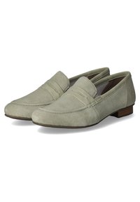 Mocassini in suede verde chiaro con tacco in legno basso, caratterizzati da un corpetto cucito e una finitura liscia sulla superficie superiore.