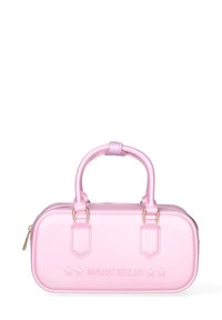 Sac à main rose avec une finition brillante, forme rectangulaire arrondie, doubles poignées supérieures et détail de logo en relief. Comprend une fermeture à glissière.