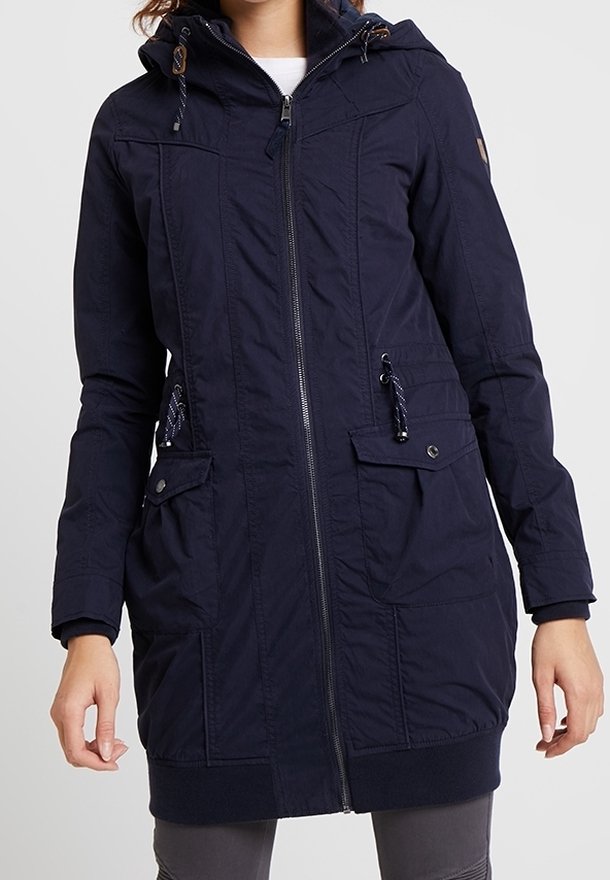 Granatowy długi płaszcz parka z zamkiem błyskawicznym, dwoma przednimi kieszeniami, regulowanym kapturem i detalami ze sznurkiem. Wykonany z teksturowanego materiału.