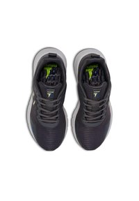 Svarta nät träningsskor med grå accentuerad design, snörning och vita gummisulor. Har en grön och blå logotyp på tungan och sidorna.