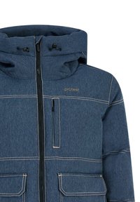 Giacca in denim blu scuro, stile giubbotto, con cappuccio, zip frontale, tasca sul petto, tasche con pattina e logo "protest" sul petto.