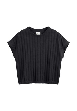 Schwarzes kurzärmeliges Strickoberteil mit vertikaler Rippstruktur und rundem Ausschnitt, im Kragen mit der Aufschrift "MELA" versehen.