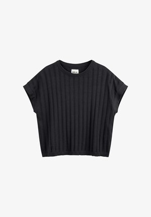 Schwarzes kurzärmeliges Strickoberteil mit vertikaler Rippstruktur und rundem Ausschnitt, im Kragen mit der Aufschrift "MELA" versehen.