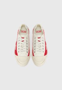 Baskets en toile blanches avec des accents en cuir verni rouge, bout rond et lacets plats. Surface texturée et logo visible sur la languette.