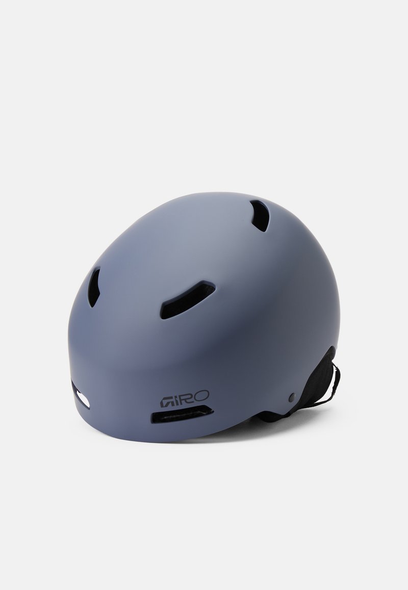 Matná modrá cyklistická přilba s ventilačními otvory, kulatým tvarem a nastavitelným popruhem. Má logo na boku a nemá odnímatelnou výstelku.