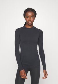 Αθλητικό μπλουζάκι με μακριά μανίκια, σκούρο ναυτικό χρώμα, ριπ υφή στους ώμους και τα πλάγια, εφαρμοστή σχεδίαση, στρογγυλή λαιμόκοψη, μαλακό ύφασμα.