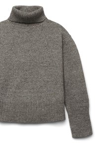 Pull en maille grise avec col roulé, texture côtelée, épaules tombantes et coupe décontractée. Le tissu semble doux et chaud.