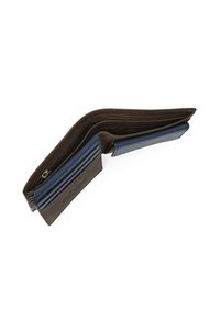 Monedero de cuero marrón con un interior azul, múltiples ranuras para tarjetas y un compartimento con cremallera, con una textura suave y detalles de costura.