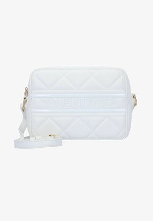 Bolso bandolera de cuero blanco acolchado con una correa desmontable, que presenta el logotipo "VALENTINO" en relieve, cierre de cremallera y herrajes en tono dorado.