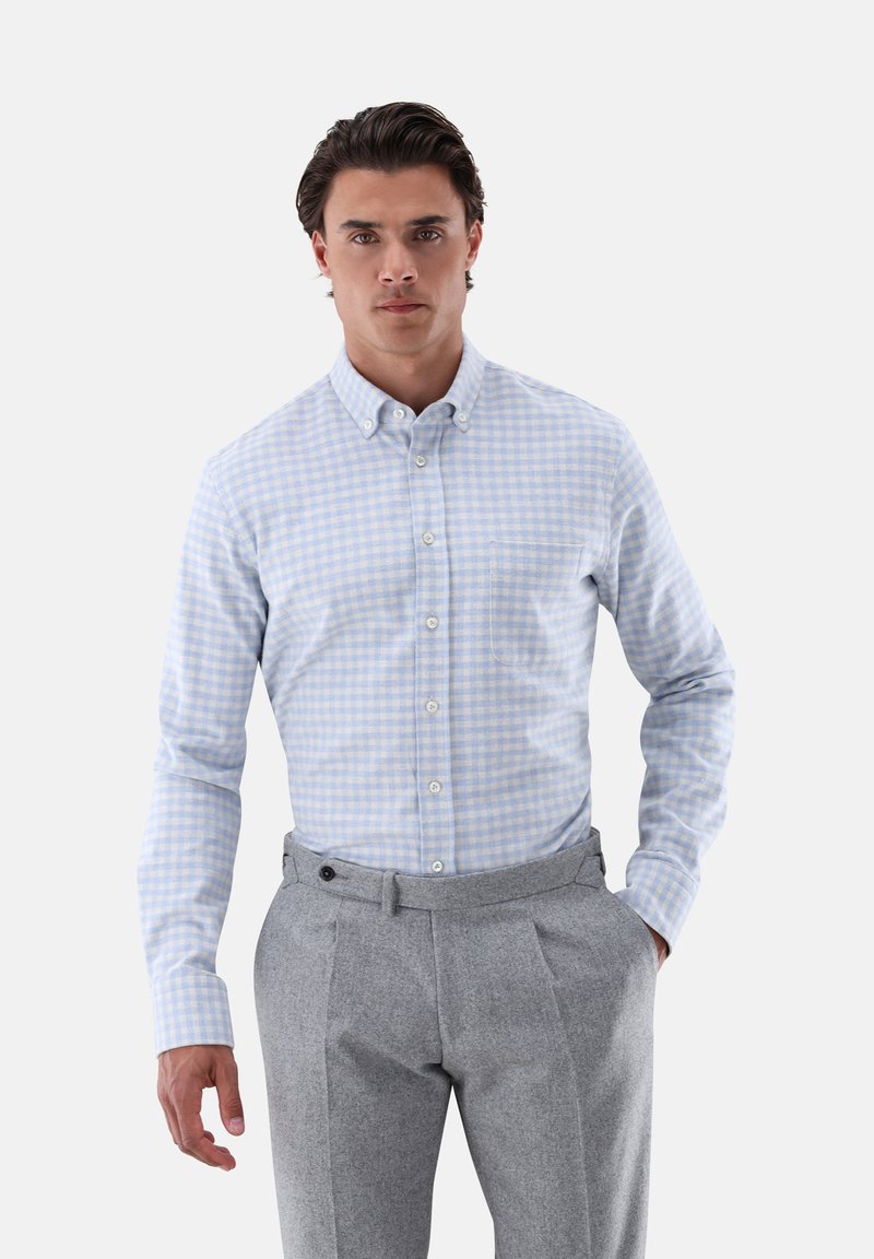 Hellblau und weiß kariertes Button-Up-Hemd aus Baumwolle, kombiniert mit grauen, gefalteten Wollhosen. Enthält eine Brusttasche und Manschetten.