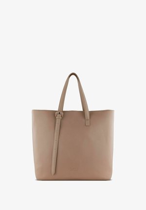 Borsa a tracolla in pelle beige con manici lunghi e forma piatta. Presenta un dettaglio con fibbia sulla tracolla e un logo impresso sul fronte.