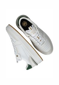 Weiße Leder-Sneaker mit perforierten Bereichen, grünen Fersenelementen und strukturierten Sohlen. Mit goldener Markenkennzeichnung und flachen weißen Schnürsenkeln.