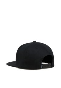 Cappellino da baseball nero con visiera piatta, realizzato in tessuto resistente, con chiusura a scatto regolabile e etichetta con logo sul lato.