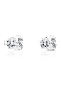 Para srebrnych zapięć do kolczyków w kształcie motyli, oznaczonych "925", na białej odbijającej powierzchni, widzianych od strony zapięcia.