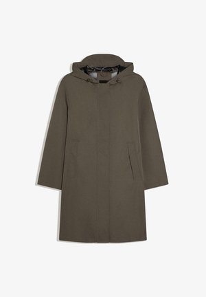 Lange olijfgroene jas met capuchon, verborgen sluiting aan de voorkant en twee zijzakken, weergegeven tegen een witte achtergrond.