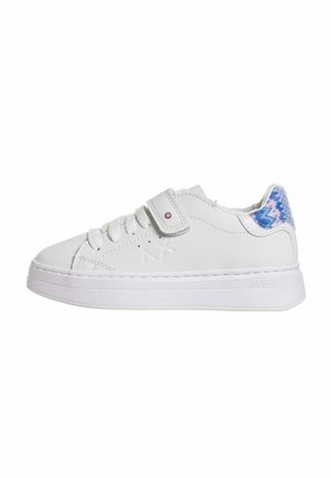 Sneakers basse bianche con chiusura frontale con lacci, una fascia in velcro e un motivo a zigzag blu sulla linguetta del tallone su uno sfondo semplice.