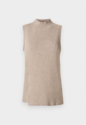 Haut sans manches beige avec un col montant côtelé, présentant un motif tricoté texturé et un ourlet asymétrique, idéal pour les superpositions.