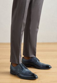 Sélectionné, navy/rich tan
