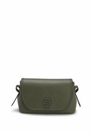 Lille olivengrøn læder crossbody taske med klaplukning og præget dobbelt bogstavlogo midt foran.