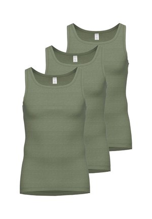 Drei grüne, gerippte ärmellose Tanktops übereinander gestapelt mit sichtbaren runden Ausschnitten und weißen Größenetiketten innen im Ausschnitt.