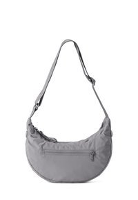 Graue, leichte Schultertasche mit rundem Design, verstellbarem Schultergurt und vorderer Reißverschlusstasche. Hergestellt aus strukturiertem Stoff.