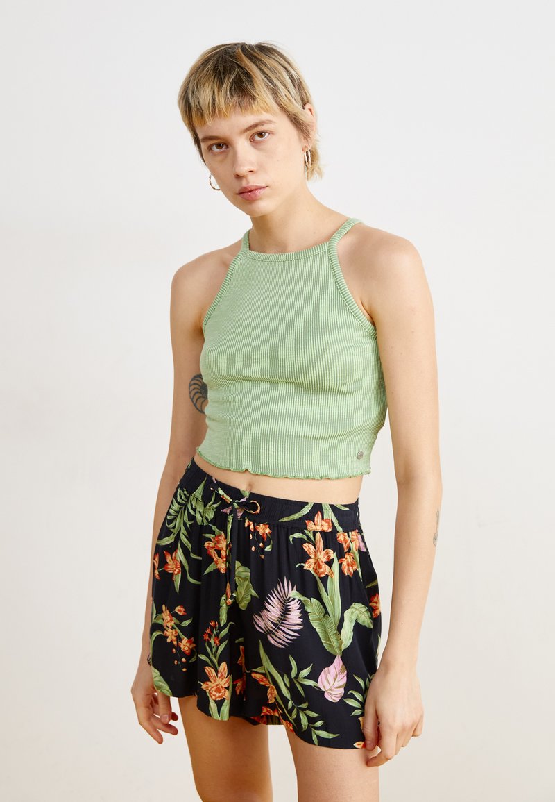 Világoszöld, bordázott, vékony pántos crop top, fekete, színes virágmintás sorttal, mely rugalmas derekú.
