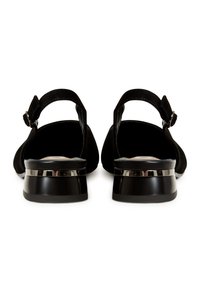 Pantofi negri din suede cu curea pentru gleznă, având vârful rotunjit și un toc mic accentuat de o bandă metalică. Textură netedă cu detalii minime.