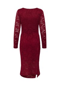 Abito in pizzo bordeaux a maniche lunghe con silhouette aderente e lunghezza sotto il ginocchio, caratterizzato da una scollatura a barca e un motivo in pizzo intricato.