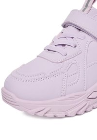 Sneaker per bambini color lilla con dettagli cuciti, suola testurizzata, lacci e una fascia con chiusura a strappo su sfondo bianco.