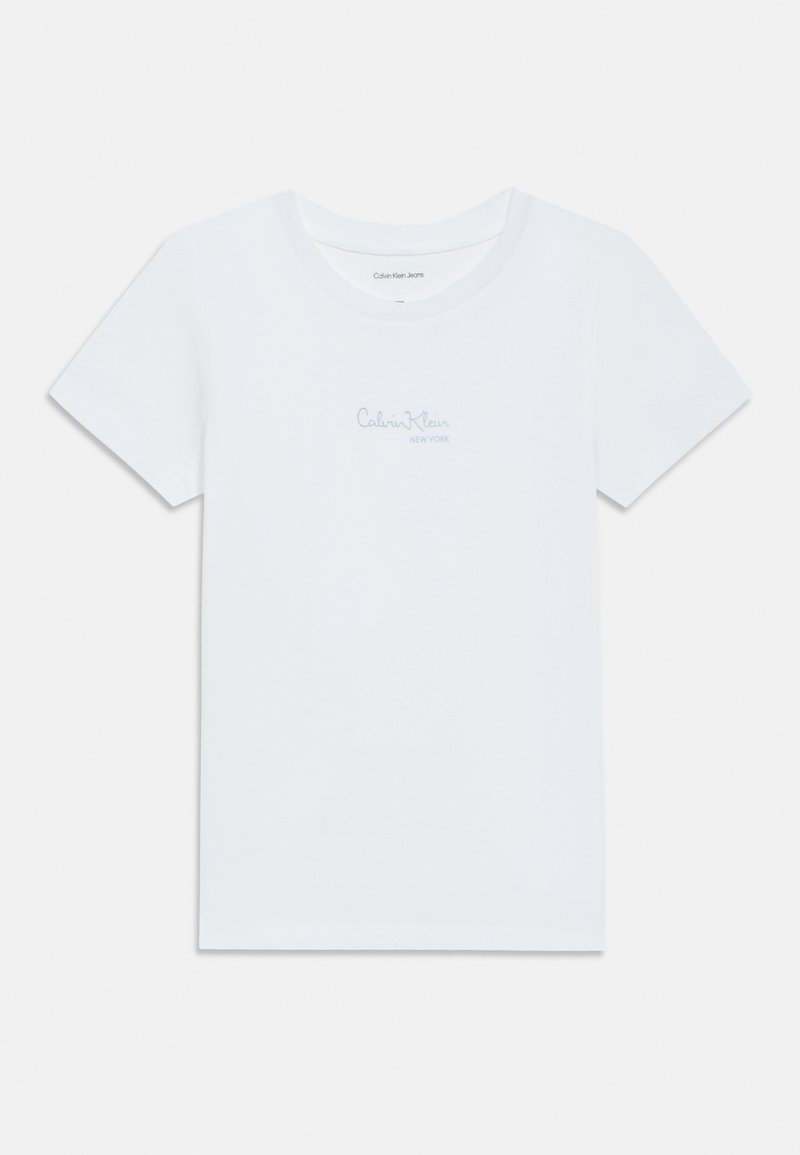 Λευκό βαμβακερό t-shirt με κοντό μανίκι και στρογγυλή λαιμόκοψη. Διαθέτει ένα ανοιχτό μπλε λογότυπο της Calvin Klein εκτυπωμένο στο μπροστινό μέρος.