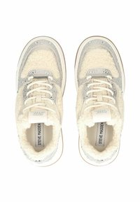 Sneakers crema e argento con tessuto texturizzato, accenti in pelliccia sintetica e dettagli in rete. Presentano un design con lacci e branding sulla linguetta.