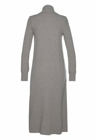 Abito lungo grigio a maglia con colletto alto, polsini a coste e cucitura laterale aperta, caratterizzato da una texture liscia e una vestibilità morbida.