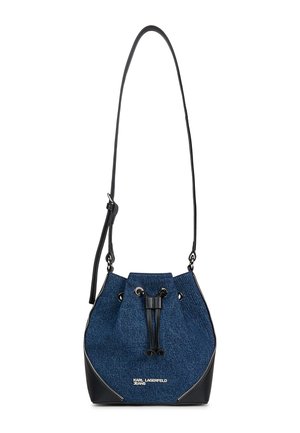 Niebieska torba typu bucket z denimu z czarnym skórzanym obramowaniem, regulowanym paskiem na ramię, zamknięciem na troczki oraz logo "KARL LAGERFELD JEANS" z przodu.