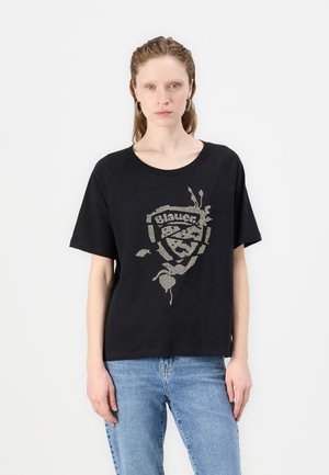 T-shirt noir à manches courtes avec un col rond, présentant un design graphique métallique texturé et des accents floraux sur le devant.